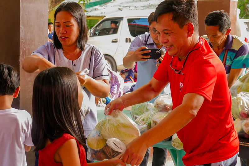 Rise Against Hunger Philippines staff and parent volunteers unload packs of vegetables to be distributed to elementary school, Bayombong Central School. (Photo: Rise Against Hunger Philippines/Von Calma)