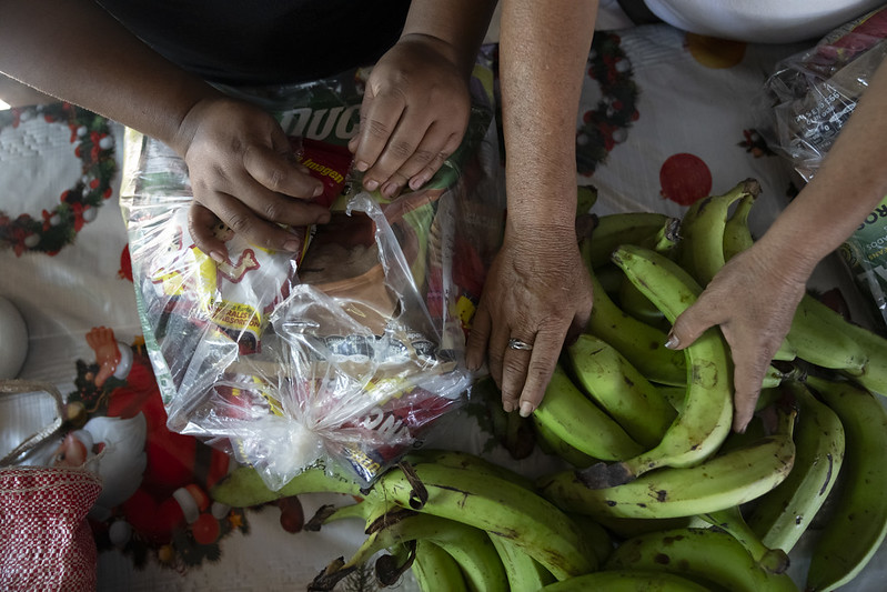 Nora Cruz and her daughter-in-law, Lesly Lopez, at their home in El Rancho, put away food that they received from Desarrollo en Movimiento. (Photo: The Global FoodBanking Network/Tomas Ayuso)