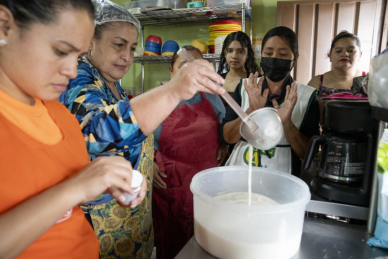 At a nutrition workshop in Tegucigalpa, led by Banco de Alimentos Mundial de Hondruas, women are taught how to make a healthier version of the popular rise-based drink of horchata. (Photo: The Global FoodBanking Network/Tomas Ayuso)